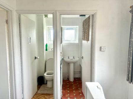 3 bedroom Flat to let in Whitehall Close, Canterbury