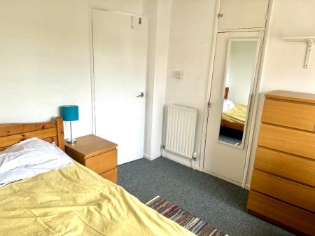 3 bedroom Flat to let in Whitehall Close, Canterbury