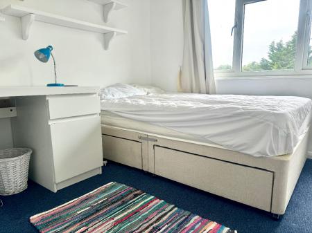 3 bedroom Flat to let in Whitehall Close, Canterbury