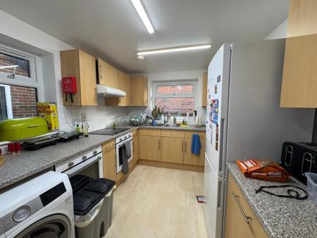 6 bedroom Semi-detached house to let in Pretoria Road, Canterbury