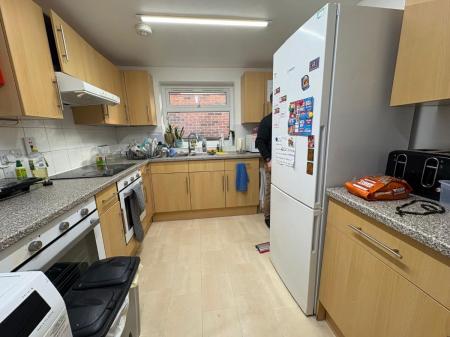 6 bedroom Semi-detached house to let in Pretoria Road, Canterbury