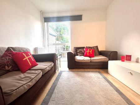 1 bedroom Flat to let in 4 Bed Student Home - 60 Kemsing Gardens