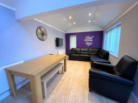 1 bedroom Semi-detached house to let in 6 Bedroom Student Home - Downs Road, UKC