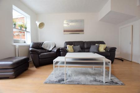 1 bedroom Terraced House to let in 4 Bedroom Student Home - Henry Court (Near City Centre)
