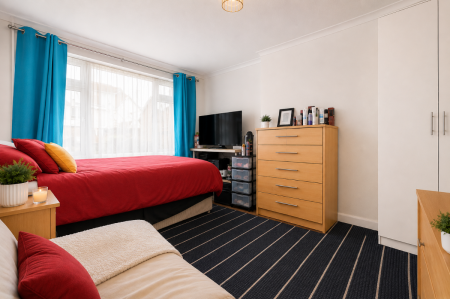 4 bedroom Semi-detached house to let in 6 College Road