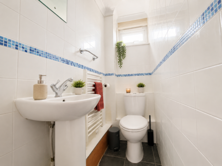 3 bedroom Flat to let in Beecroft Close, Canterbury