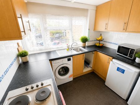 3 bedroom Flat to let in Beecroft Close, Canterbury