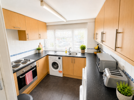 3 bedroom Flat to let in Beecroft Close, Canterbury