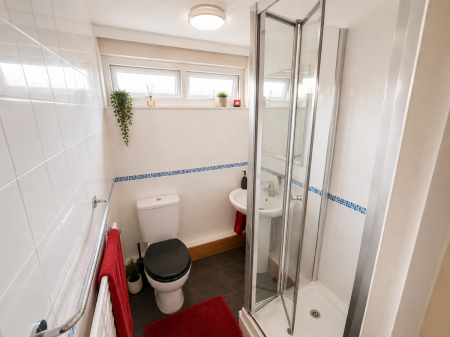 3 bedroom Flat to let in Beecroft Close, Canterbury