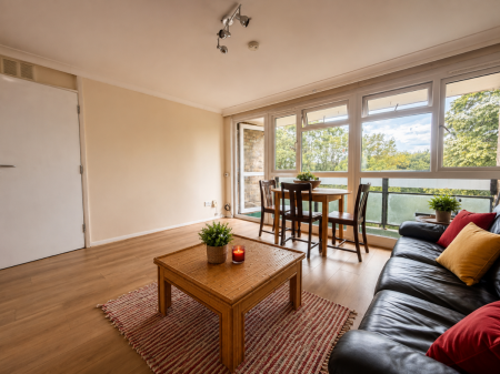 3 bedroom Flat to let in Beecroft Close, Canterbury