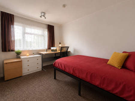 3 bedroom Flat to let in Beecroft Close, Canterbury