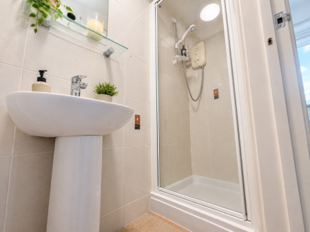 5 bedroom House share to let in Mead Way, Canterbury