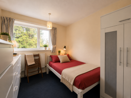 5 bedroom House share to let in Mead Way, Canterbury