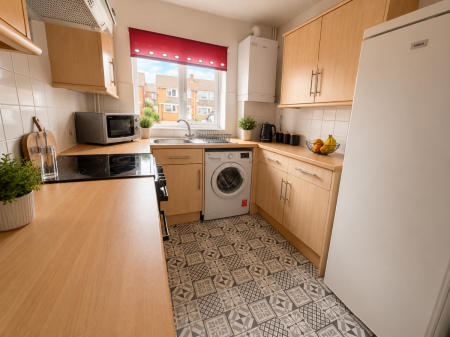 5 bedroom House share to let in Mead Way, Canterbury