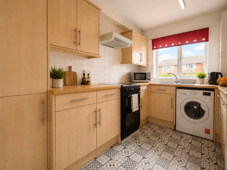 5 bedroom House share to let in Mead Way, Canterbury