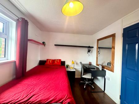 1 bedroom Semi-detached house to let in 5 Bed Student House - 28 Forrester Close