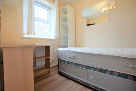 1 bedroom Terraced House to let in 4 Bedroom Student Home - Henry Court (Near City Centre)