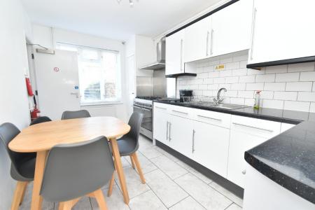 4 bedroom Semi-detached house to let in Darrell Place, Norwich, NR5
