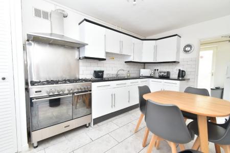 4 bedroom Semi-detached house to let in Darrell Place, Norwich, NR5