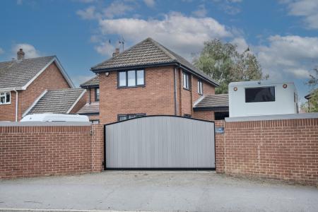 5 bedroom Detached house for sale in Church Green, Norwich, NR7