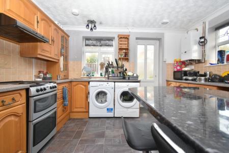 4 bedroom Semi-detached house to let in Brereton Close, Norwich, NR5