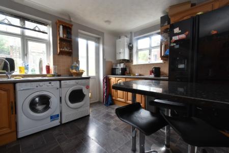 4 bedroom Semi-detached house to let in Brereton Close, Norwich, NR5