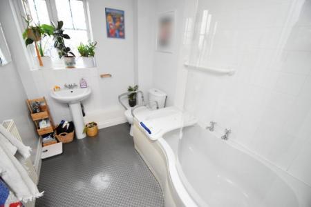 2 bedroom Property to let in Kings Court - DL16