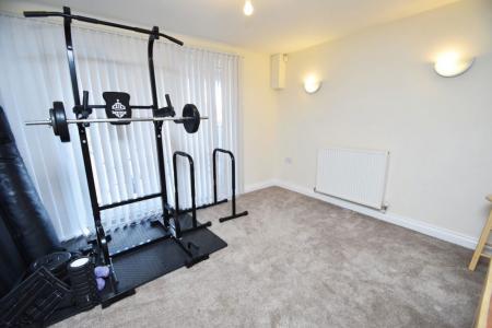 2 bedroom Property to let in Kings Court - DL16