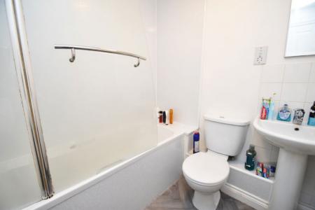 2 bedroom Property to let in Kings Court - DL16