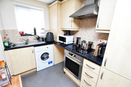 2 bedroom Property to let in Kings Court - DL16