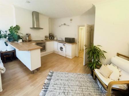 1 bedroom Studio flat to let in East Street, Wimborne