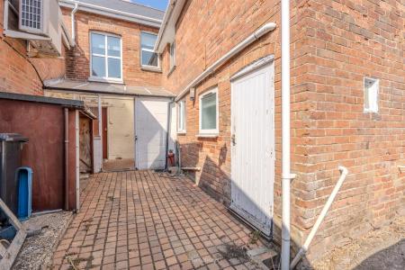 1 bedroom Studio flat to let in Leigh Road, Wimborne