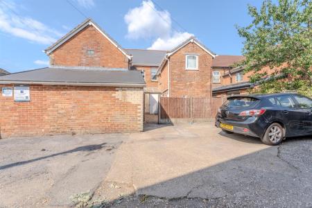 1 bedroom Studio flat to let in Leigh Road, Wimborne