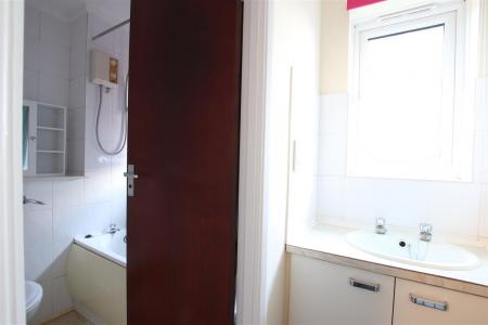 1 bedroom Studio flat to let in Cuthbury Gardens, Wimborne