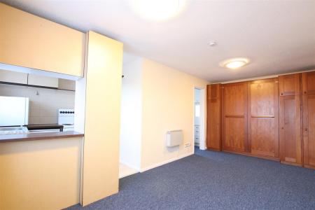 1 bedroom Studio flat to let in Cuthbury Gardens, Wimborne