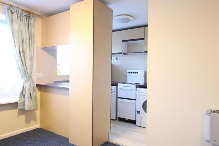 1 bedroom Studio flat to let in Cuthbury Gardens, Wimborne