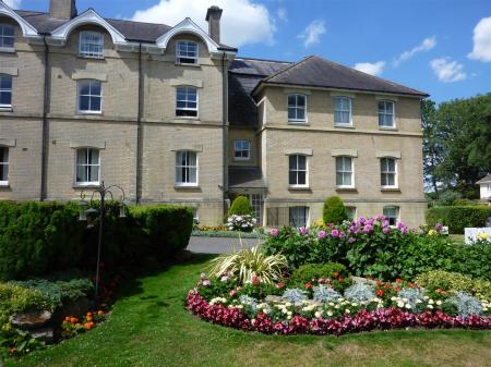 2 bedroom Apartment to let in Westfield House, Wimborne