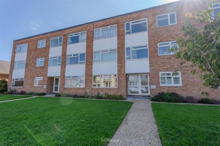1 bedroom Apartment for sale in Meadow Court, Leigh Road, Wimborne