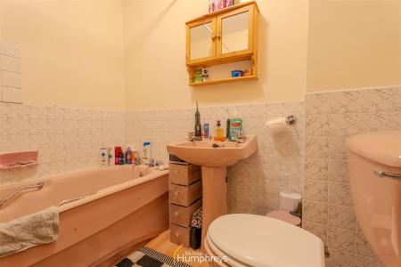 2 bedroom Apartment to let in Allens Road, Wimborne