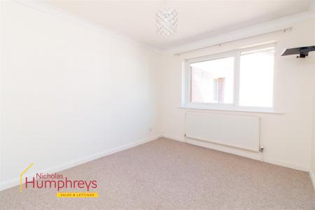 2 bedroom Apartment to let in Princes Road, Ferndown