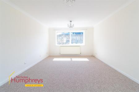 2 bedroom Apartment to let in Princes Road, Ferndown