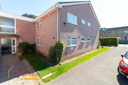 2 bedroom Apartment to let in Princes Road, Ferndown