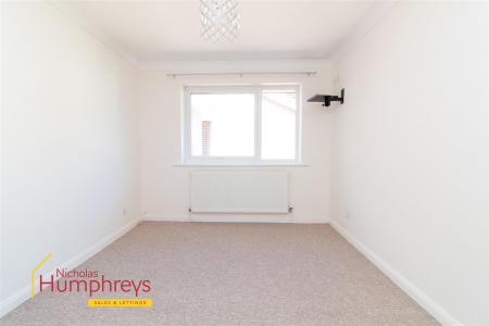 2 bedroom Apartment to let in Princes Road, Ferndown