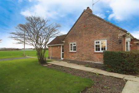 2 bedroom Detached house to let in Charlton, Hampreston