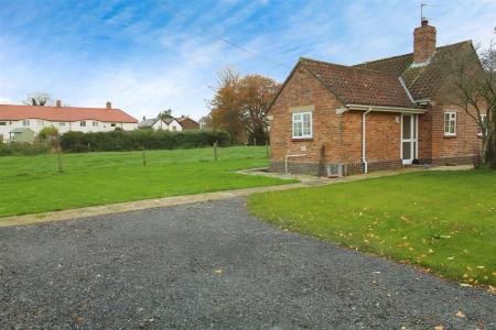 2 bedroom Detached house to let in Charlton, Hampreston