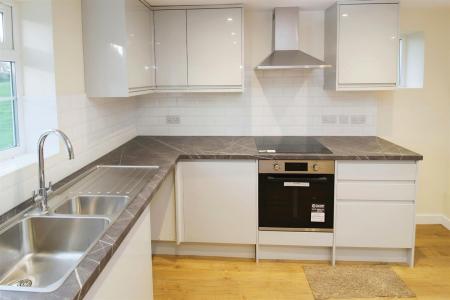 2 bedroom Detached house to let in Charlton, Hampreston