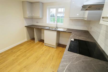 2 bedroom Detached house to let in Charlton, Hampreston
