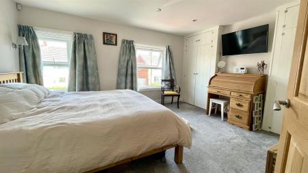 3 bedroom Property for sale in Manor Road, Ringwood