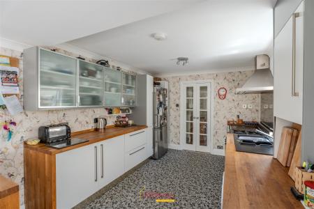 3 bedroom Property for sale in Manor Road, Ringwood