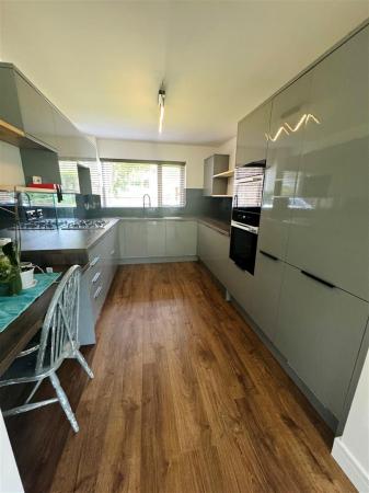 2 bedroom Apartment to let in Birkdale Court, Broadstone